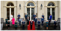 De toneelclub die de bevolking dagelijks misleid, afperst, onderdrukt, ziek maakt en zelfs vermoord en de schijn moet ophouden van een regering.
